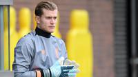Kiper Liverpool, Loris Karius, saat tiba di lapangan untuk mengikuti sesi latihan jelang laga Liga Champions di Melwood, Liverpool, Senin (25/9/2017). Liverpool akan berhadapan dengan Spartak Moskow. (AFP/ Paul Ellis)