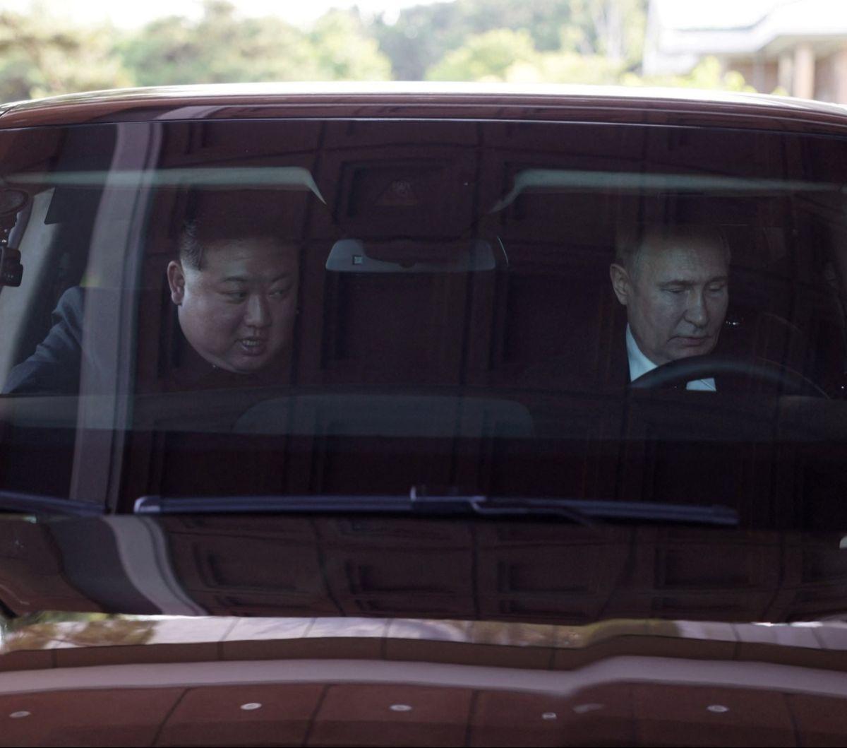 Sementara Kim Jong-un duduk di kursi penumpang di sebelah Putin. <br><br>Kemudian mobil yang dikemudikan oleh Putin berjalan melewati tempat yang terlihat seperti taman.&nbsp;Foto: Sputnik/Gavriil Grigorov/Pool via REUTERS<br>