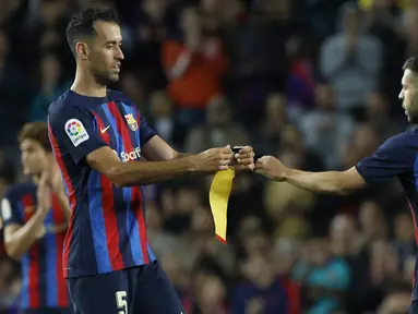 Dua pemain senior Barcelona yang kerap menyandang ban kapten, Sergio Busquets dan Jordi Alba telah memutuskan pergi pada akhir musim 2022/2023 dan telah memainkan laga terakhirnya di depan publik sendiri saat menang 3-0 atas Mallorca di Camp Nou, Senin (29/5/2023) dini hari WIB. Busquets akan meninggalkan klub yang dibelanya selama 15 tahun begitu habis kontrak pada 30 Juni 2023. Sedangkan Alba sepakat mengakhiri kontrak satu tahun lebih cepat di akhir musim ini. Menarik untuk ditunggu siapakah yang akan meneruskan estafet ban kapten Barcelona yang ditinggalkan keduanya? Berikut 4 kandidatnya. (AP Photo/Joan Monfort)