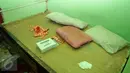 Alat kontrasepsi terlihat di salah satu kamar di sebuah kafe yang mulai ditinggalkan di kawasan Kalijodo, Jakarta, (18/2). Lokalisasi itu mulai ditinggalkan penghuni sejak berkembangnya wacana penggusuran kawasan Kalijodo. (Liputan6.com/Gempur M Surya)