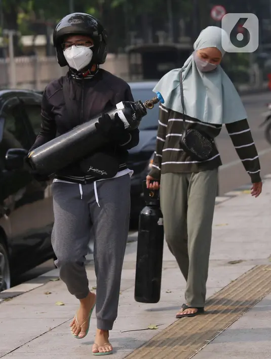 Warga membawa tabung oksigen untuk di isi ulang di halaman gedung MUI Kota Tangerang, Banten, Kamis (15/7/2021). Pemerintah Kota Tangerang mulai 14 Juli 2021 dimasa PPKM darurat menyediakan pengisian Oksigen Medis geratis bagi warga yang membutuhkan. (Liputan6.com/Angga Yuniar)