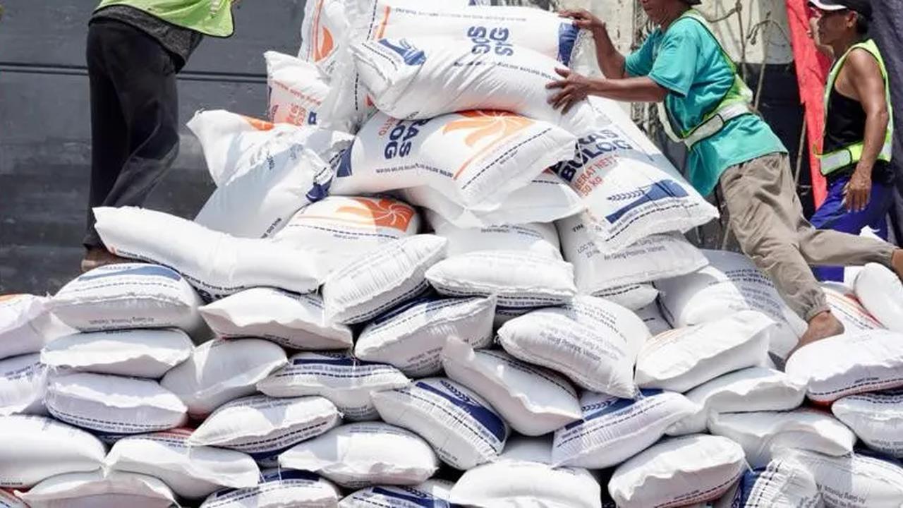 Kondisi global ini semakin diperparah dengan dampak perubahan iklim yaitu cuaca panas dan kemarau panjang, yang menyebabkan produksi beras menurun.