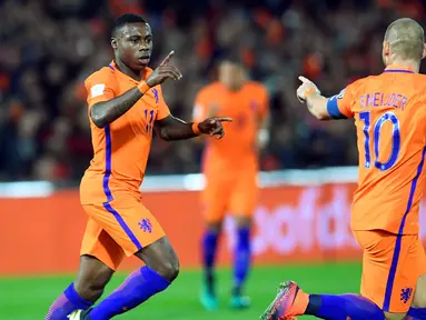 Pemain Belanda, Quincy Promes merayakan golnya bersama Wesley Sneijder saat melawan Belarus pada kualifikasi Piala Dunia 2018 di Stadion De Kuip, Rotterdam, Sabtu (08/10/2016) dini hari WIB. (REUTERS/United Photos/Toussaint Kluiters)