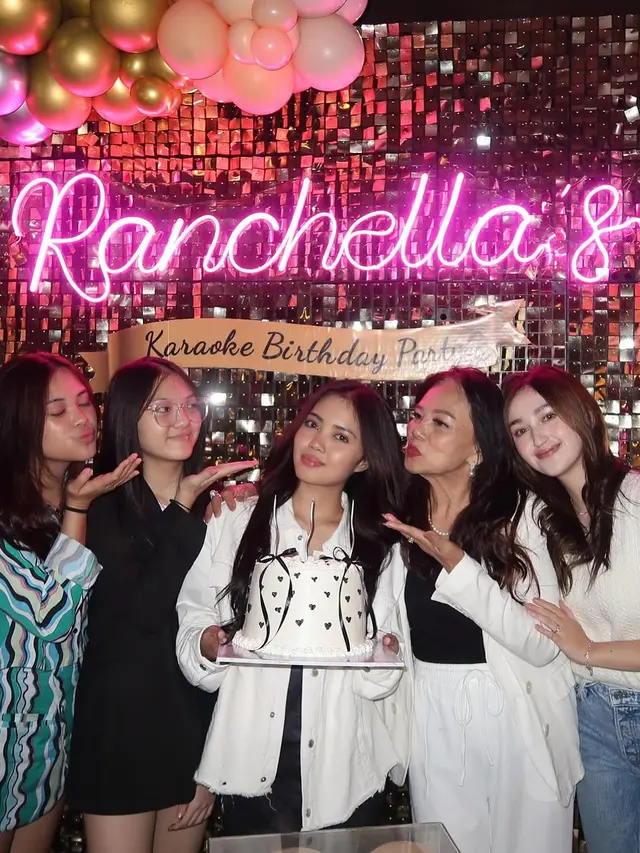 6 Potret Ultah Ke-20 Adik Ranty Maria, Rayakan dengan Karaoke Birthday Party