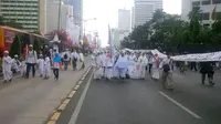  Puluhan ribu umat Islam putihkan jalur hari bebas kendaraan (Car Free Day/CFD) di Bundaran HI, Jakarta. (Liputan6.com/Nafiysul Qodar)