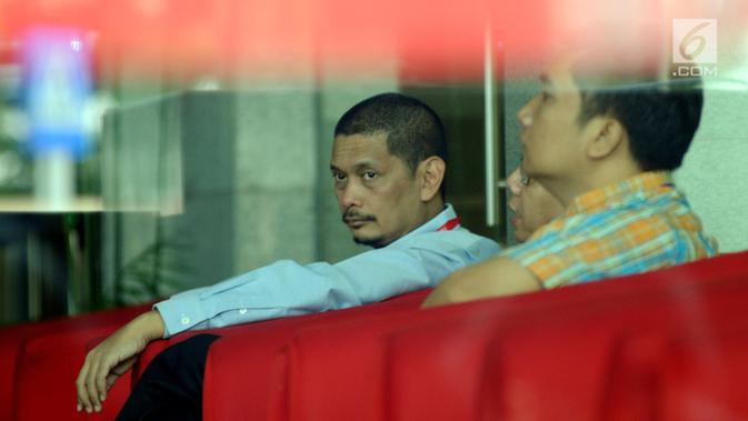 Direktur Bisnis PT INTI, Teguh Adi Suryandono menunggu panggilan oleh penyidik di Gedung KPK, Jakarta, Senin (26/8/2019). diperiksa sebagai saksi terkait dugaan menerima suap proyek pengadaan baggage handling system (BHS) atau sistem penanganan bandara untuk 6 bandara. (merdeka.com/Dwi Narwoko)