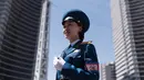 Seorang polisi wanita berada ditengah jalan untuk menagtur lalu lintas di Pyongyang, Korea Utara (5/6). Di Korea Utara menjadi polisi lalu lintas dipandang sebagai pekerjaan yang bergengsi. (AFP Photo/Ed Jones)