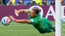 Kiper Norwegia Oerjan Nyland menyelamatkan tendangan penalti selama pertandingan sepak bola babak 16 besar Piala Dunia antara Brasil dan Norwegia di East Rutherford, N.J., dekat New York, Minggu, 5 Juli 2026. (AP Photo/Frank Franklin II)