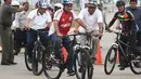 Gubernur DKI Jakarta Anies Baswedan bersepeda di kawasan Pantai Kita dan Pantai Maju, Minggu (23/12). Anies bersepeda santai ke lokasi acara peletakkan batu pertama di jalur jalan sehat dan sepeda santai (Jalasena). (Liputan6.com/Herman Zakharia)