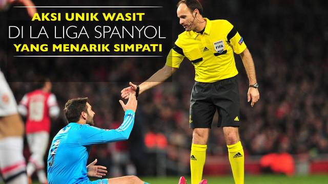 Video aksi unik Antonio Mateu Lahoz wasit di laga Sevilla vs Alaves pada lanjutan kompetisi La Liga Spanyol.