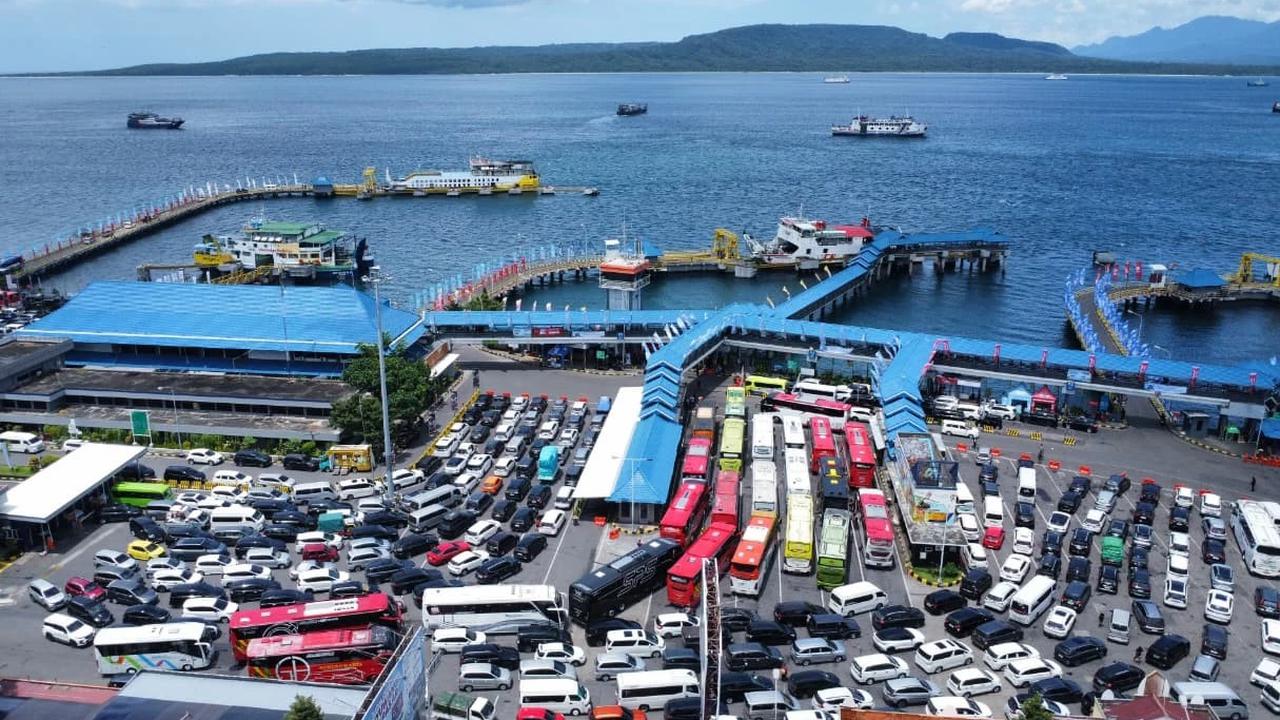 FOTO: Pengamanan Laut Diperketat Saat  Arus Mudik Lebaran di Selat Bali