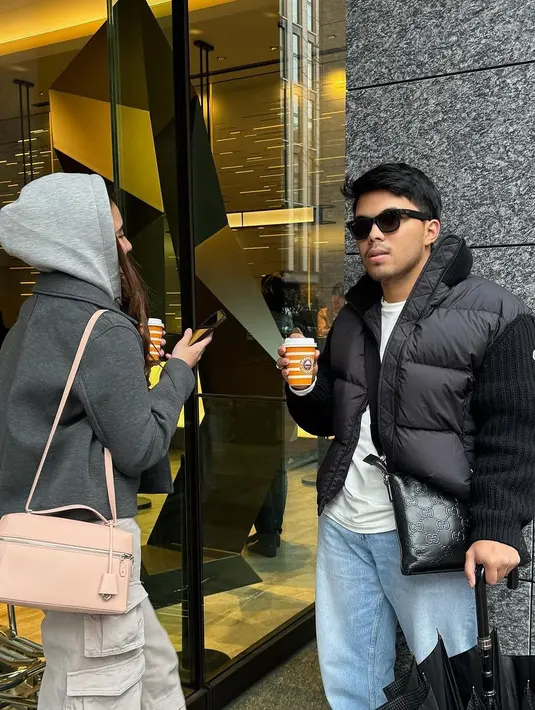 Di foto lainnya, Aaliyah tampil mengenakan hoodie abu-abu ditumpuknya dengan jaket berkerah berwarna abu-abu yang senada, dipadu cargo pants berwarna cokelat, dan sling bag pink. Sedangkan Thariq tampil mengenakan kaus putih dipadu jaket hitam, dan celana jeans. [Foto: Instagram/thariqhalilintar]