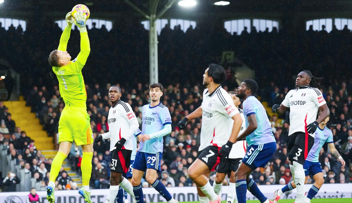 Arsenal harus puas meraih satu poin kala bertandang ke markas Fulham dalam lanjutan Liga Inggris di Craven Cottage, Minggu (9/12/2024). Di luar dugaan, Fulham tampil tangguh di hadapan pendukung sendiri dan sukses membuat lini serang The Gunners frustrasi. (AP Photo/Dave Shopland)