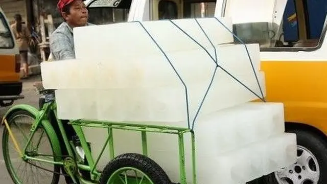 10 Potret Nyeleneh Orang Jualan Es Batu, Laku Enggak Laku Tetap Cair