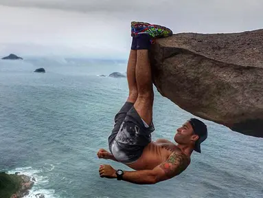 Seorang pria brasil bernama Luis Fernando Candela bergantung pada ujung tebing tinggi setinggi 10.000 kaki tanpa menggunakan alat keamanan apapun. Candela merupakan seseorang yang fanatik akan kebugaran tubuh. (Dailymail.co.uk)