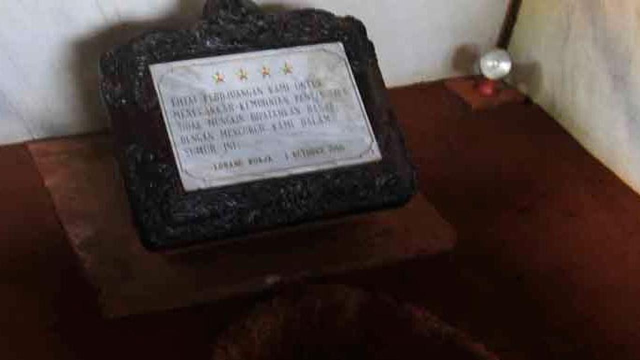 Tendean bersama 6 perwira lainnya ditemukan telah menjadi mayat di satu sumur tua di daerah Lubang Buaya.
