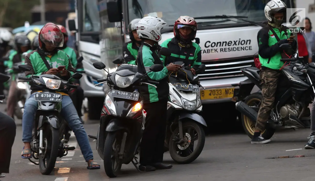 Pengemudi ojek online menunggu penumpang di Senayan, Jakarta, Selasa (19/3). Permenhub No.12 tahun 2019 mengatur empat hal yakni, keselamatan, kemitraan, suspensi mitra driver dan biaya jasa atau tarif ojek online. (Liputan6.com/Helmi Fithriansyah)