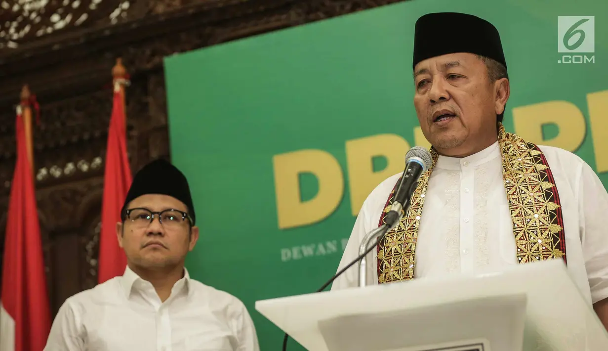 Cagub dalam Pilkada Lampung 2018 Arinal Djunaidi (kanan) didampingi Ketua Umum PKB, Muhaimin Iskandar (kanan) memberi sambutan di Gedung DPP PKB, Jakarta, Rabu (20/12). (Liputan6.com/Faizal Fanani)