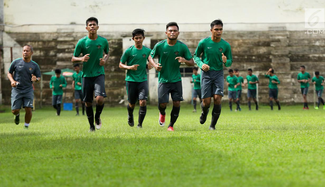 Timnas Indonesia U-19 jalani sesi latihan di Stadion Padonmar, Yangon, Jumat (9/9). Dalam sesi latihan, skuad Garuda Nusantara digenjot untuk transisi pemain dan melepas tembakan jarak jauh. (Liputan6.com/Yoppy Renato)