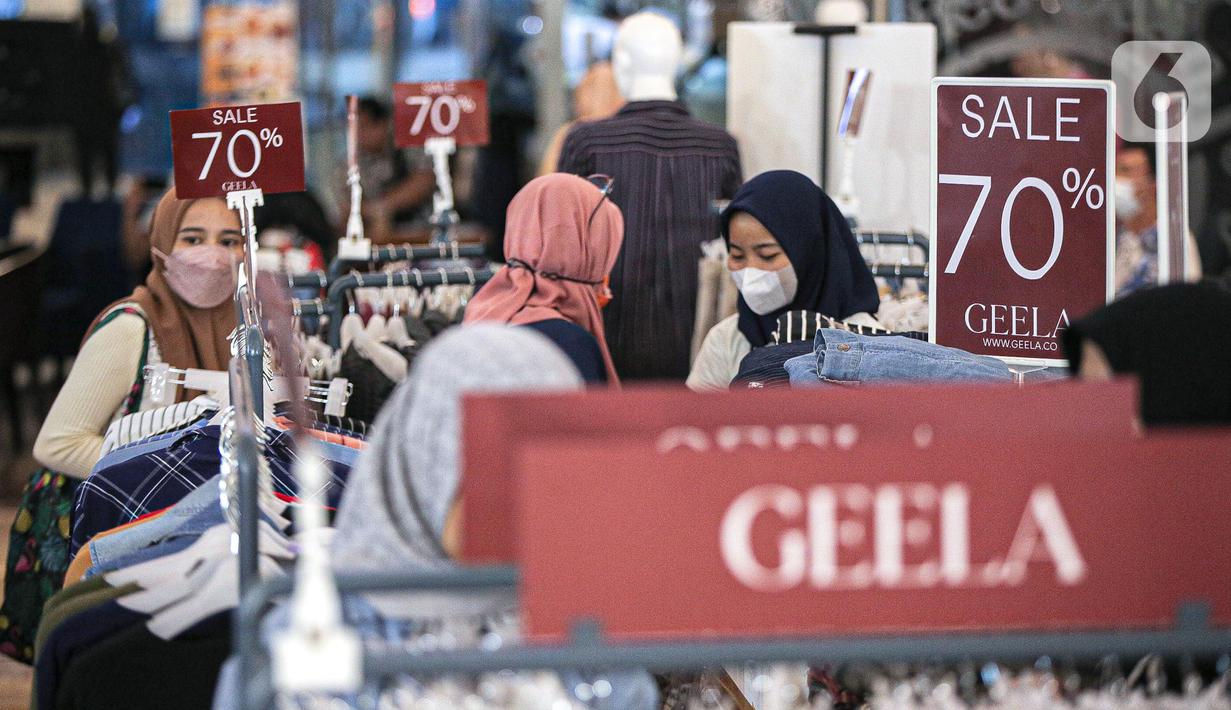Pengunjung memilih baju di salah satu tenant yang menawarkan potongan harga di pusat perbelanjaan kawasan Jakarta, Rabu (14/12/20222). Menjelang akhir tahun dan perayaan natal pusat-pusat perbelanjaan mulai menawarkan diskon guna menarik pengunjung. (Liputan6.com/Faizal Fanani)