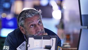 Pialang saham John Romolo bekerja di lantai Bursa Efek New York atau sering disebut Wall Street, Senin, 13 Oktober 2025. (Foto AP/Richard Drew)