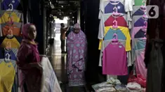 Seorang wanita melaksanakan salat di Pasar Cipulir, Jakarta, Senin (6/4/2020). Para pedagang pakaian di pasar grosir ini mengeluhkan sepinya pembeli sejak penyebaran virus corona COVID-19 yang kian meningkat. (Liputan6.com/Johan Tallo)