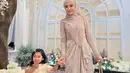 Hadir bersama Moana, Ria Ricis terlihat anggun dalam balutan dress berpayet warna nude dari @mawaddatulhaq yang dipadukan dengan pashmina dengan aksen bunga cantik di kepala. [@riaricis1795].