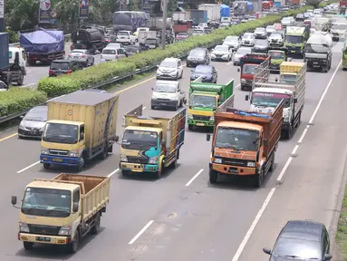 Sejumlah truk melintasi ruas jalan tol Tangerang-Jakarta, Kota Tangerang, Banten, Rabu (2/3/2022). Asosiasi Pengusaha Indonesia (Apindo) mengusulkan pemberlakuan penuh kebijakan bebas truk kelebihan muatan (over dimension overload/ODOL) diundur menjadi tahun 2025. (Liputan6.com/Angga Yuniar)
