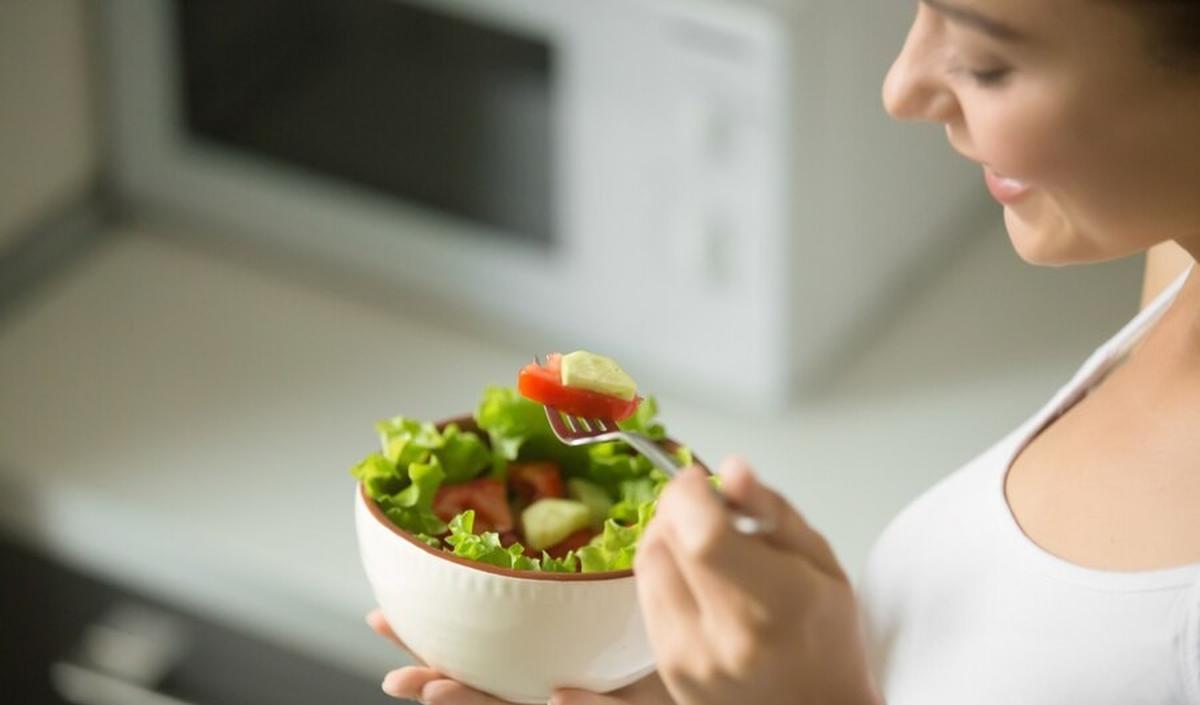 2. Rajin Mengonsumsi Buah dan Sayur