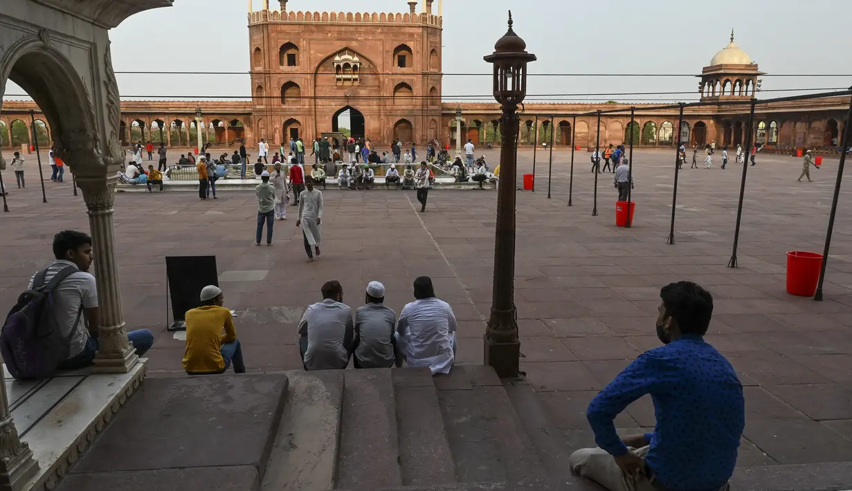 Umat Muslim berkumpul di masjid Jama Masjid sebelum berbuka puasa pada hari pertama bulan suci Ramadhan, di New Delhi (14/4/2021). Masjid Jama sendiri terletak di sisi jalan raya yang sangat ramai di Delhi Tua, yaitu Jalan Chadni Chowk. (AFP/Prakash Singh)