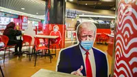 Banner bergambar karakter mantan Presiden AS, Donald Trump terlihat di Restoran Hulu Hulu, Mall Kuningan City, Jakarta, Senin (1/3/2021). Banner bergambar tersebut berguna untuk pembatas bagi pengunjung yang makan di tempat saat pandemi. (Liputan6.com/Faizal Fanani)