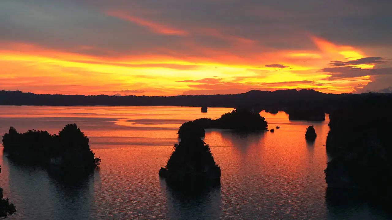 Senja di Raja Ampat dari Puncak Wawiyai