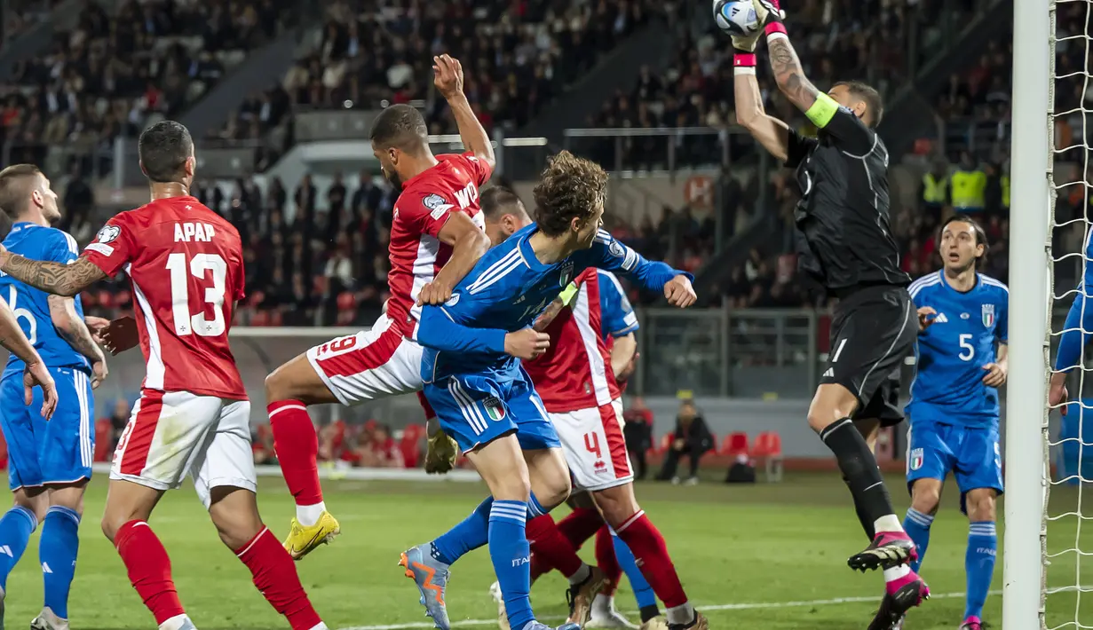 Tercatat total 16 tembakan dilesatkan Italia di laga ini. Italia unggul dari sisi penguasaan bola sebesar 69 persen. (AP Photo/Rene Rossignaud)