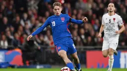 Emile Smith Rowe - Pemain andalan Arsenal musim ini akhirnya merasakan debut bersama Timnas Inggris. Rowe mencatatkan debutnya pada 12 November 2021 kala Inggris menekuk Albania dengan skor telak 5-0. (AFP/Glyn Kirk)