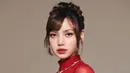 Akhir bulan Oktober lalu, Lisa BLACKPINK terlihat glamor dengan tampilan memikat. Ia tampak terlihat menggunakan Bvlgari Tubogas Collection dari mulai kalung, gelang hingga cincin. Koleksi spesial yang satu ini menggunakan teknik avant-garde, dengan gaya berani, ikonis. Lahir pada tahun 1940-an Bvlgari Tubogas telah menjadi ciri khas brand ini dengan semangat inovatif dan desainnya yang tak lekang oleh waktu. [ Foto doc: Bvlgari ]
