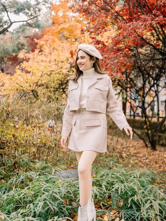 Satu lagi one set look dari Syifa Hadju. Ia tampil mengenakan turtleneck cokelat muda, ditumpuk dengan cropped blazer dan mini skirt yang serasi berwarna cokelat yang senada. Belum lagi tambahan topi dan midi boots yang menyempurnakan penampilannya. [Foto: Instagram/syifahadju]