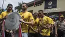 Pemain Bhayangkara FC merayakan gelar juara di PTIK, Jakarta, Selasa (12/12/2017). Menjadi juara Liga 1, pemain dan official Bhayangkara mendapatkan penghargaan dari Polri. (Bola.com/Vitalis Yogi Trisna)