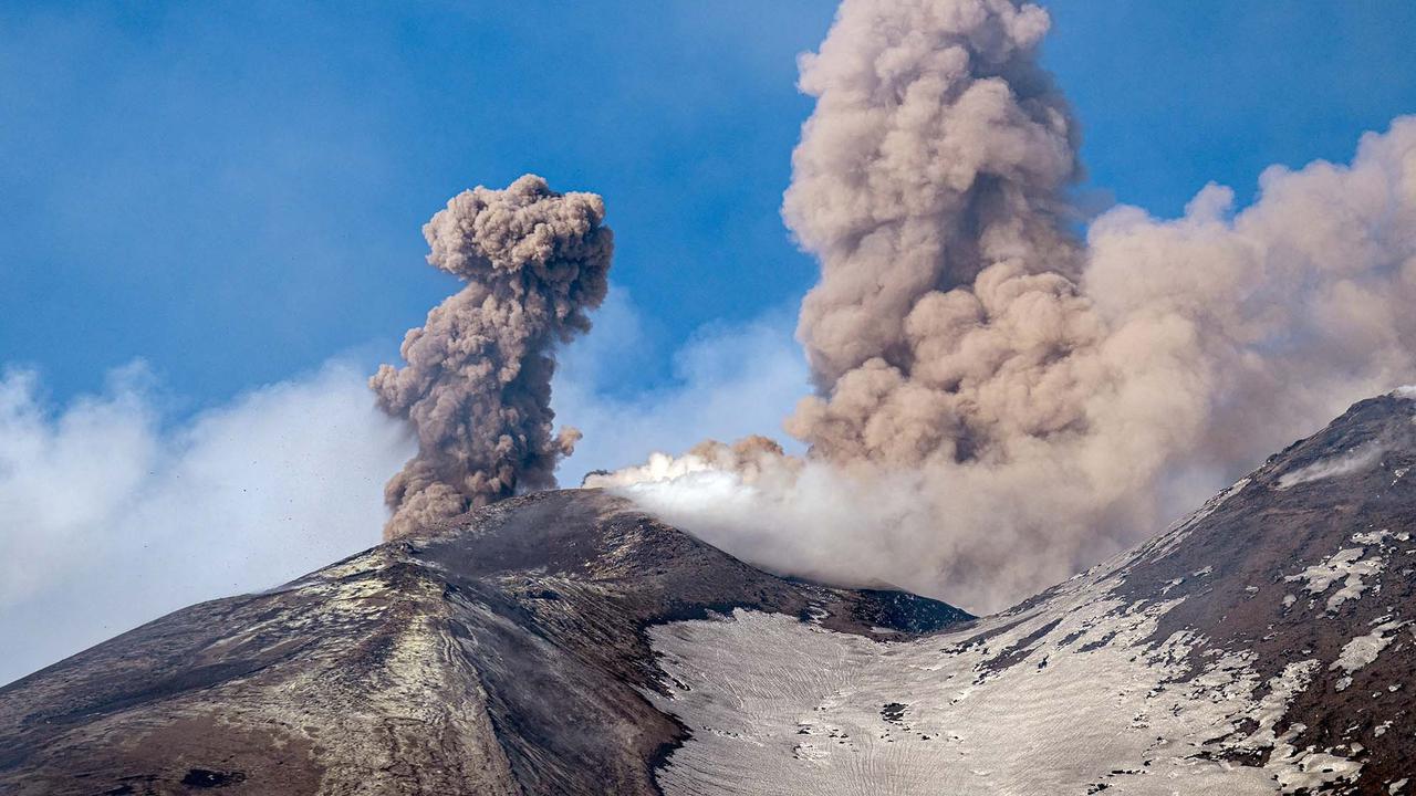 Erupsi Gunung Etna yang Memukau: Saat Salju Menyatu dengan Lava