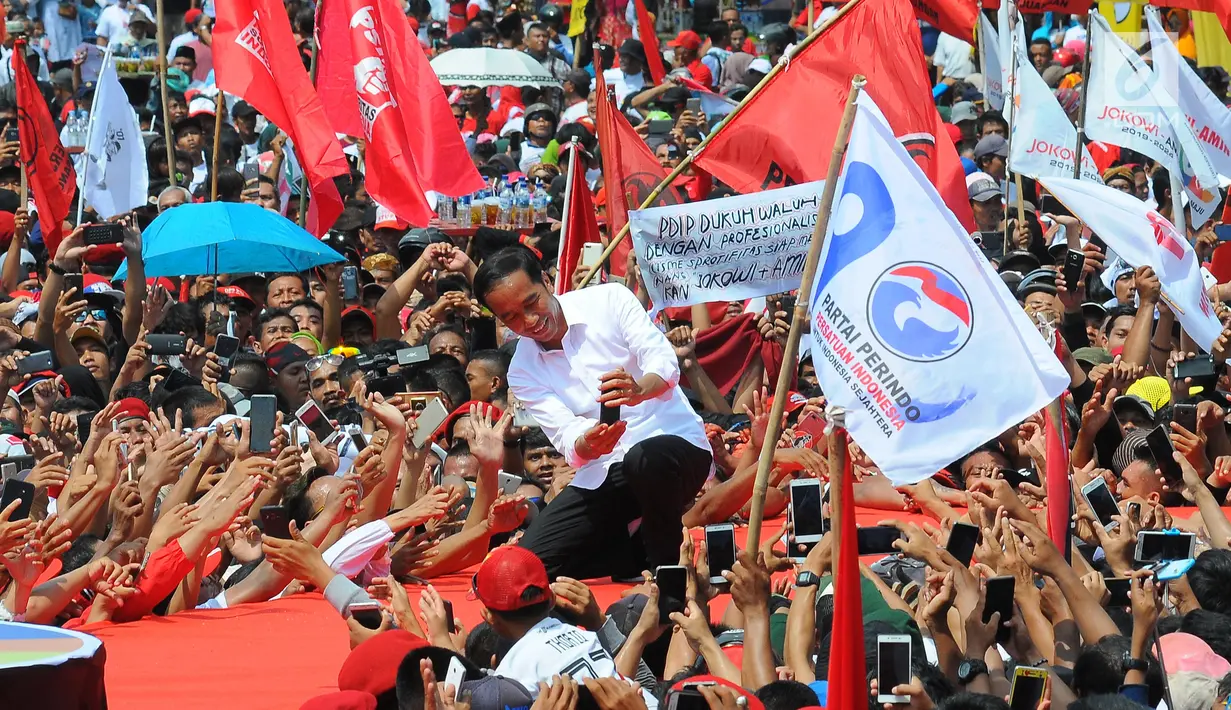 Capres 01 Joko Widodo berselfie dengan pendukungnya saat kampanye terbuka di Banyumas, Jawa Tengah, Kamis (4/4). Dalam kampanye tersebut Jokowi mengajak para pendukung untuk memerangi hoax dan memenangkan pasangan no urut 01 Jokowi-ma'ruf di banyumas.(Liputan6.com/Angga Yuniar)