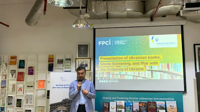 Pendiri FPCI Dino Patti Djalal alam acara screening film “Hostomel: The Story of One House” yang diadakan Kedutaan Besar Ukraina dan Foreign Policy Community in Indonesia (FPCI) pada Selasa (11/4/2023).