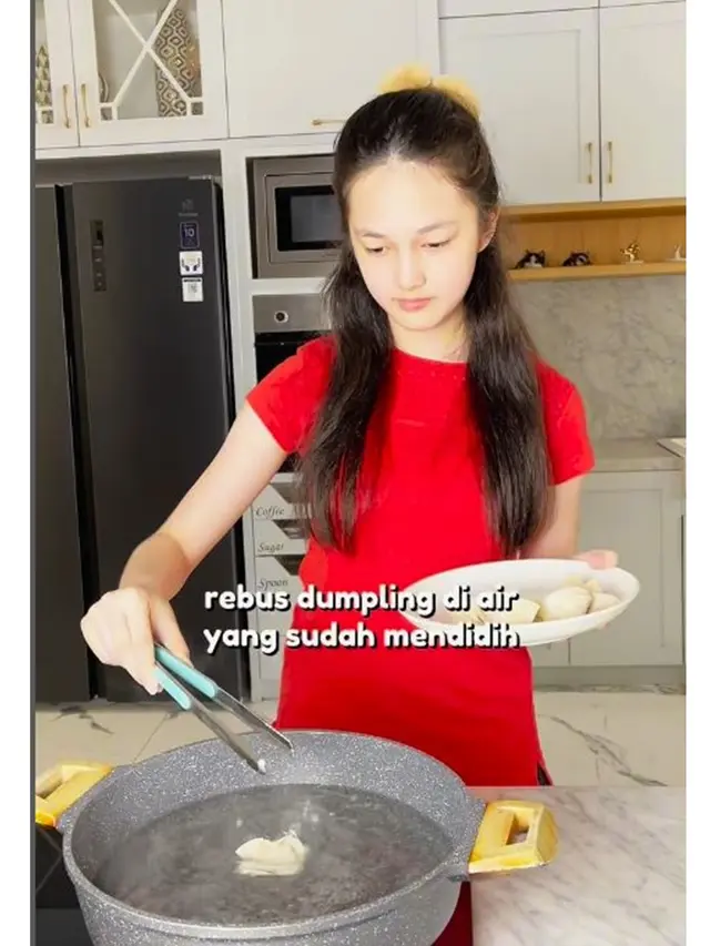 6 Potret Elea Anak Ussy Sulistiawaty Masak Dumpling Kuah, Bikin Jatuh Hati