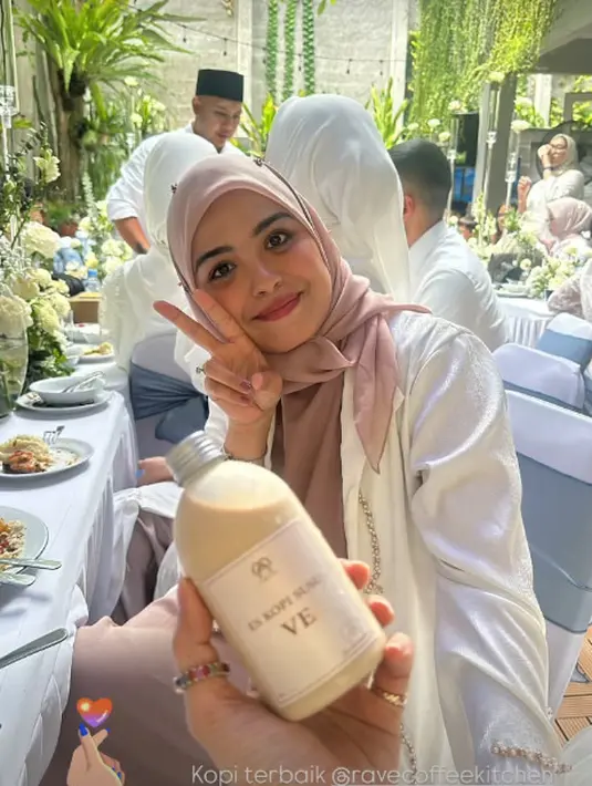 Vebby Palwinta tampil simple dengan atasan satin bertekstur dengan rok coklat muda. Ia padukan dengan hijab pashmina berwarna senada [@vebbypalwinta]
