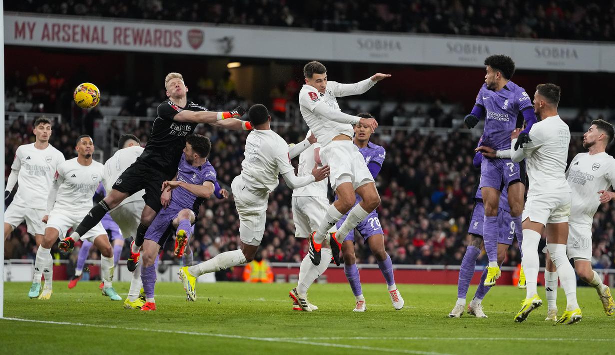 Pemain Arsenal, Jakub Kiwior (tengah) melakukan gol bunuh diri saat laga putaran ketiga Piala FA 2023/2024 melawan Liverpool di Emirates Stadium, London, Inggris, Minggu (07/01/2024) WIB. (AP Photo/Kirsty Wigglesworth)