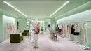 Butik yang pertama kali dibuka pada tahun 1999 ini, kini memiliki luas lebih dari 1.200 meter persegi di dua lantai, menawarkan pengalaman belanja yang lebih mewah yang didedikasikan untuk koleksi wanita dan pria yang terdiri dari pakaian siap pakai, barang-barang kulit, alas kaki, aksesori, dan koleksi perhiasan mewah Prada. / Foto dok: Prada.