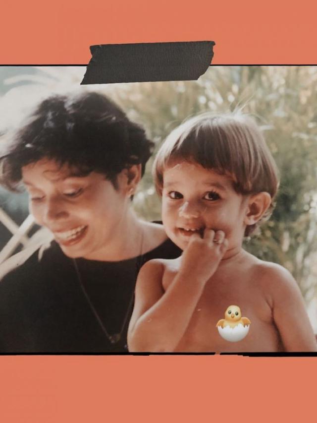 photo Enzy Storia Kecil potret masa kecil enzy storia