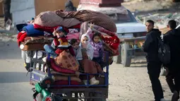 Menyambut pelaksanaan kesepakatan gencatan senjata dalam perang antara Israel dan kelompok militan Palestina, Hamas, ribuan warga pengungsi Palestina telihat kembali ke Rafah, Jalur Gaza selatan. (Eyad BABA/AFP)