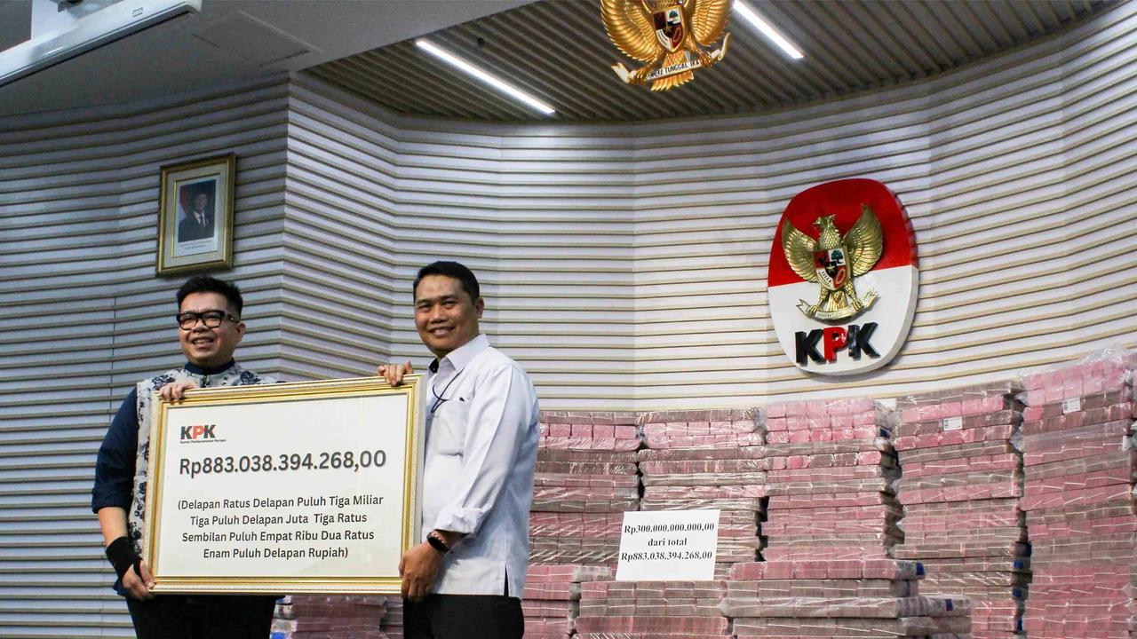 FOTO: KPK Pamerkan Rp 300 Miliar Uang Sitaan saat Serahkan Rp 883 Miliar ke Taspen