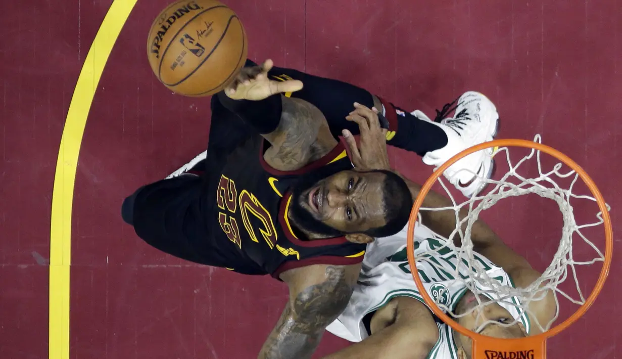 Pemain Cleveland, LeBron James (kiri) menjangkau bola dari kejaran pemain Celtics, Al Horford pada gim keenam final wilayah timur NBA basketball di Quicken Loans Arena, (25/5/2018). Cavaliers menang 109-99. (AP/Tony Dejak)