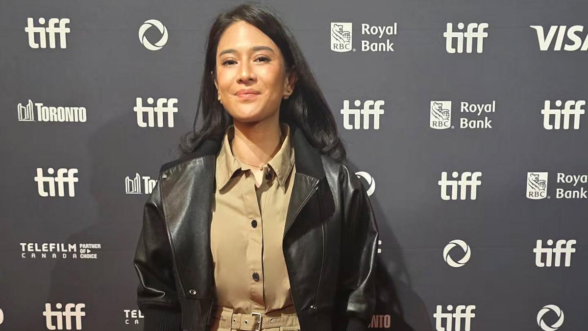 Setelah Pin One Piece, Dian Sastro Tampil Edgy Bergaun Dior di Festival Film Internasional Toronto 2025