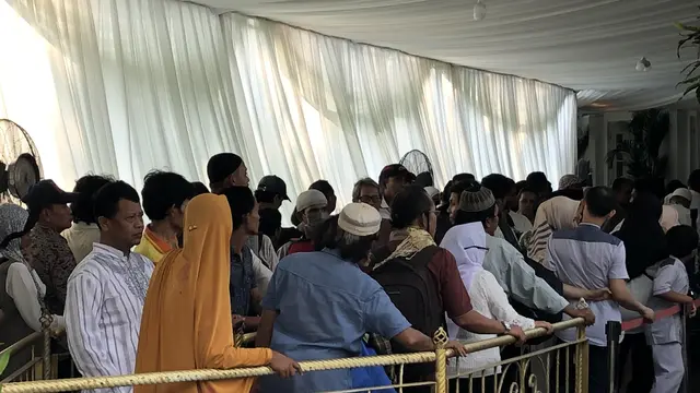 Warga memenuhi rumah dinas Gubernur DKI Jakarta Anies Baswedan.